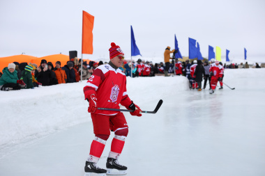 Звезды хоккея сыграли со сборной Чукотки на льду Анадырского лимана